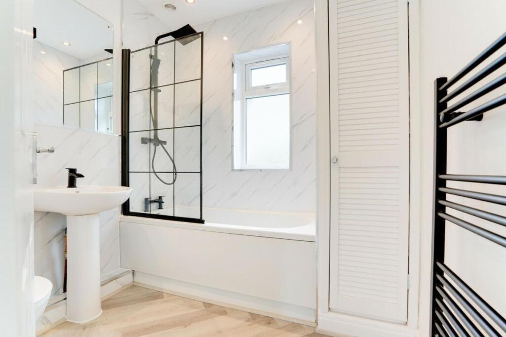 Lymer House - Stylish 3 Bedroom House In Wolverhampton Habitación foto