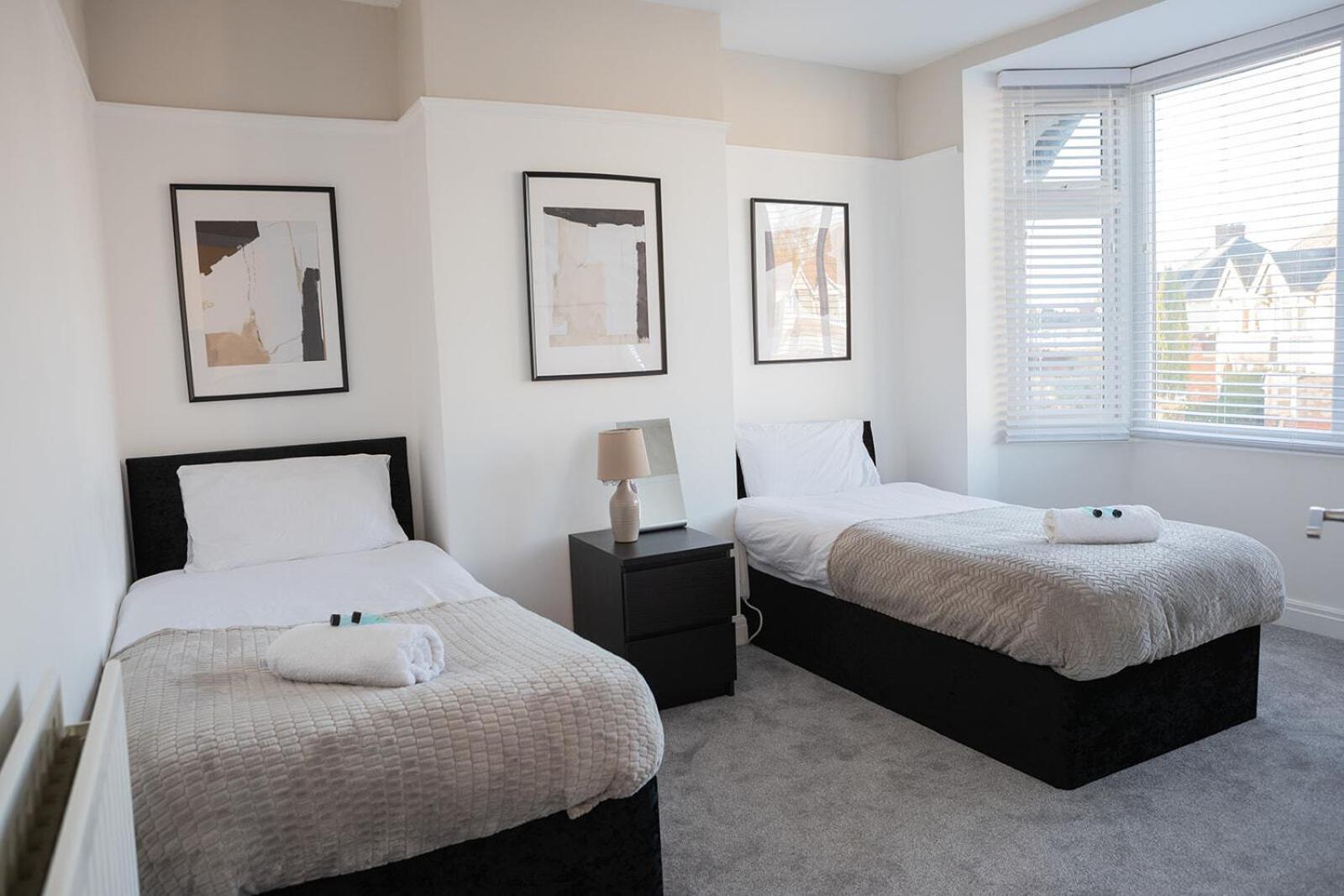 Lymer House - Stylish 3 Bedroom House In Wolverhampton Exterior foto